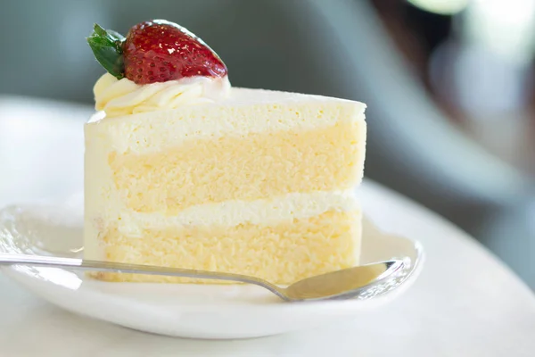 Gros plan Gâteau au lait délicieux sur fond de table en verre, foyer sélectif — Photo