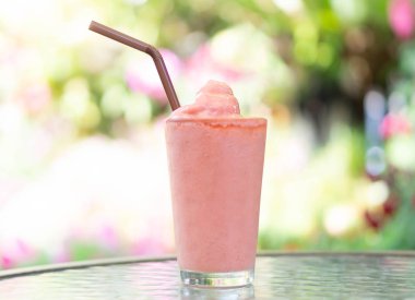 Yeşil doğa arka plan, seçici odak ile Closeup çilek yüzlü