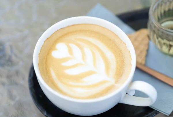 Szkło zbliżenie latte sztuki kawa tulipan kształt na tle drewna z vintage kolor, selektywne ostrość — Zdjęcie stockowe