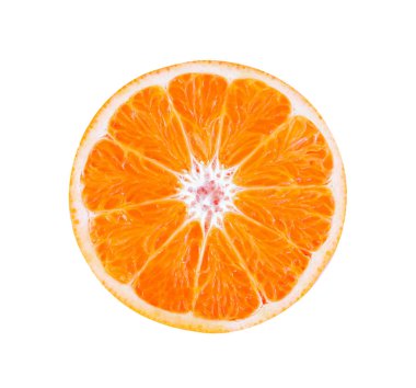 Beyaz arka planda taze portakal dilimi izole edilmiş.