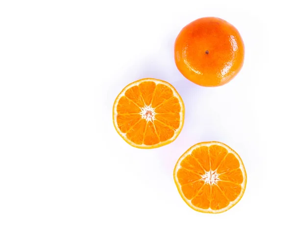 Frische Orangenscheibe isoliert auf weißem Hintergrund, Ansicht von oben — Stockfoto