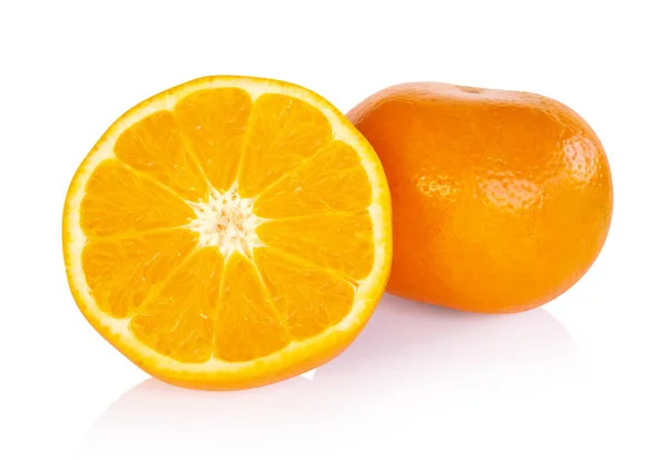 Frische Orangenscheibe isoliert auf weißem Hintergrund — Stockfoto