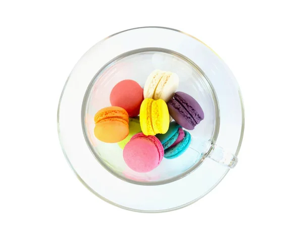 Vista superior Magaroons coloridos em vidro isolado em fundo branco, doce e conceito de sobremesa — Fotografia de Stock