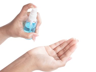 El yıkama, sağlık ve tıbbi konsept için plastik şişede alkol spreyi kullanan kadın eli.