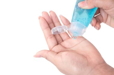 El yıkama, sağlık ve tıbbi konsept için plastik tüpte alkol jeli kullanan kadın eli