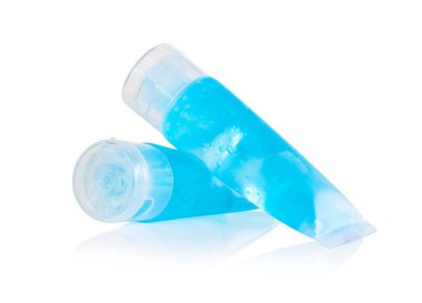 El yıkama, sağlık ve tıbbi konsept için beyaz arka planda izole edilmiş plastik tüpte alkol jeli