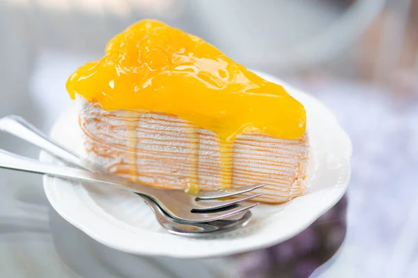 在玻璃桌子背景上美味的橙子蛋糕 有选择的焦点 — 图库照片