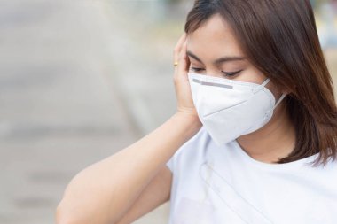 Tatlı kadın giyen yüz maskesi için koru hava kirlilik, sağlık ve tıp kavramı