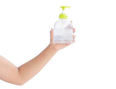 El yıkama, sağlık ve medikal konsept için plastik şişeye alkol koyan kadın eli.