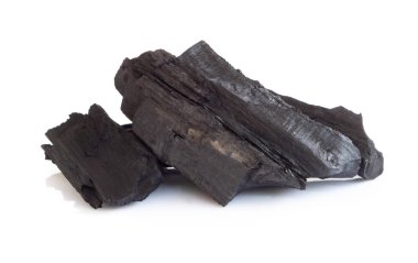 Beyaz zemin üzerinde doğal siyah kömür izole