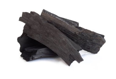 Beyaz zemin üzerinde doğal siyah kömür izole