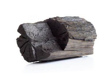Beyaz zemin üzerinde doğal siyah kömür izole