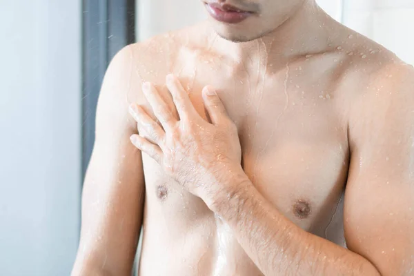 Primer Plano Joven Lavando Cabello Con Champú Baño Tono Vintage —  Fotos de Stock