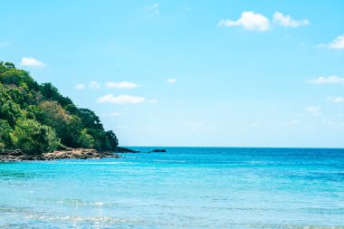 Rocky Beach 'le deniz dalgaları kesiliyor, tatil ve rahatlama zamanı konsepti, seçici odaklanma.
