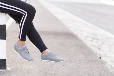 Kapalı kadın bacakları ile rahatlama sabah koşuya hazırlan, sağlık konsepti.