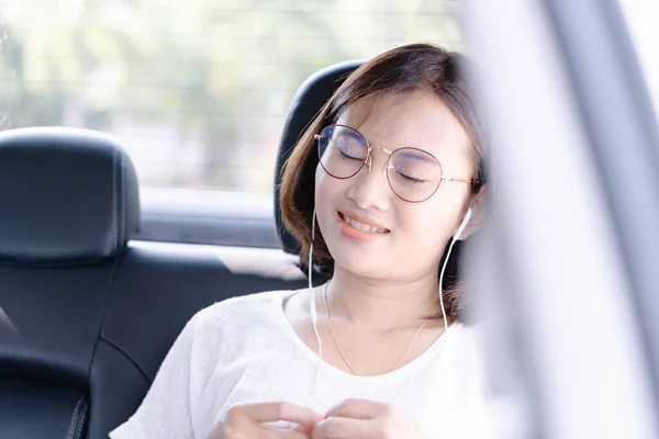 Närbild Asiatisk Kvinna Med Digital Tablett Bil Med Glad Ansikte — Stockfoto