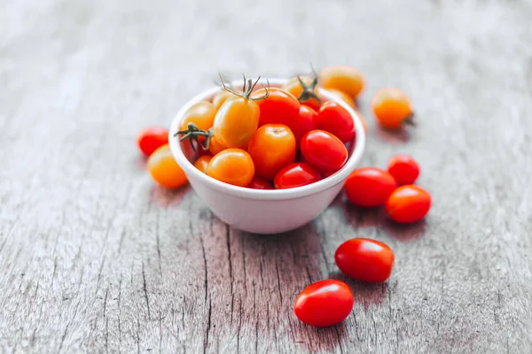 Rote Kirschtomaten Weißer Keramikschale Auf Altem Holzhintergrund Vintage Ton — Stockfoto