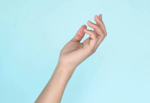 Mulher Mãos Segurando Algo Fundo Azul Para Conceito Publicidade Produto — Fotografia de Stock