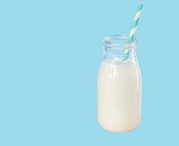 Бутылка Свежего Молока Соломой Светло Голубом Фоне Здоровое Питание — стоковое фото