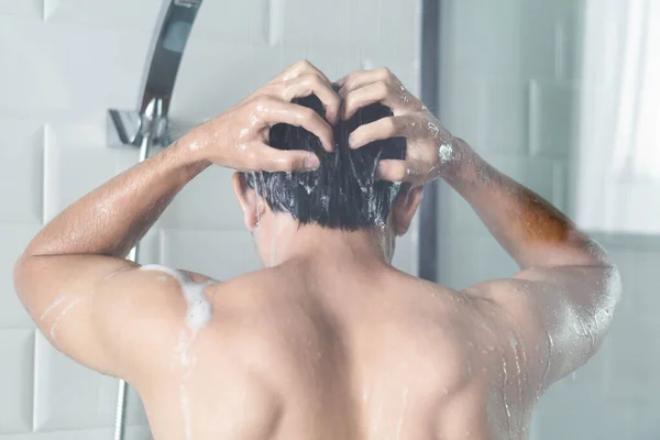 Closeup Jovem Homem Lavar Cabelo Com Xampu Banheiro Tom Vintage — Fotografia de Stock