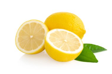 Beyaz arka planda izole edilmiş taze limon dilimi, yiyecek ve sağlıklı konsept.