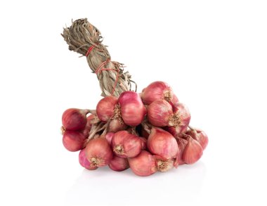 Beyaz arka planda kırmızı kurutulmuş soğan, çiğ gıda malzemesi.