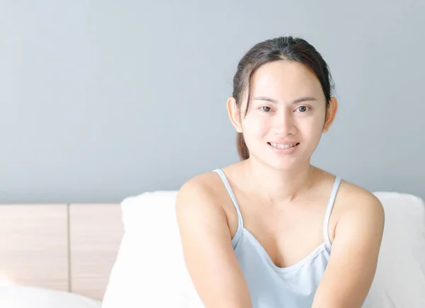 Yüzü Gülen Asyalı Kadını Kapat Sabahları Beyaz Yatağa Uzan Seçici — Stok fotoğraf