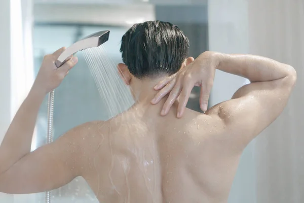 Primer Plano Joven Lavando Cabello Con Champú Baño Tono Vintage — Foto de Stock