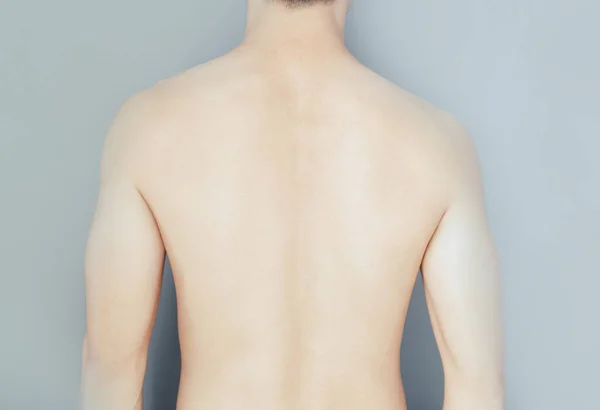男子背影灰色背景美容美发肌肤护理理念 — 图库照片