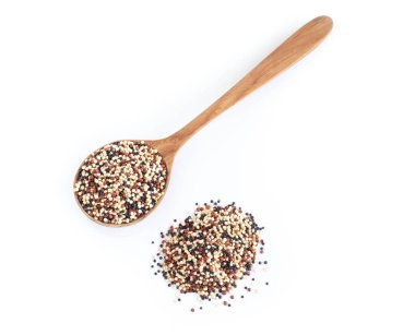 Beyaz arka planda izole edilmiş ahşap kaşıkta kinoa, sağlık hizmeti kavramı