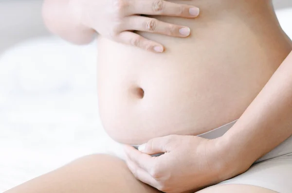 Embarazo Mujer Sobre Fondo Cama Blanca Cuidado Salud Concepto Médico —  Fotos de Stock