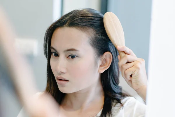 Vrouw Ernstige Haaruitval Probleem Voor Gezondheidszorg Shampoo Beauty Product Concept — Stockfoto