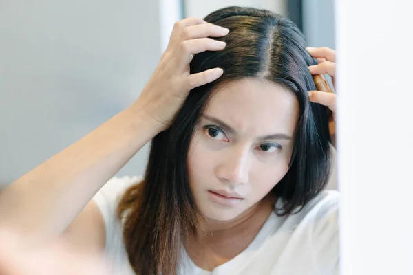 Mulher Grave Problema Perda Cabelo Para Cuidados Saúde Shampoo Conceito — Fotografia de Stock