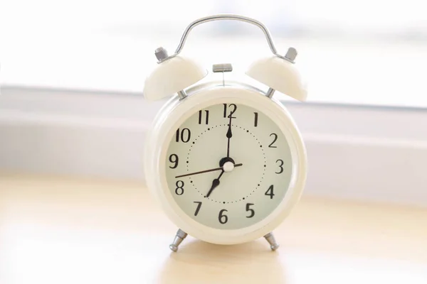Relógio Alarme Mesa Branca Com Luz Suave Pela Manhã Seletivo — Fotografia de Stock