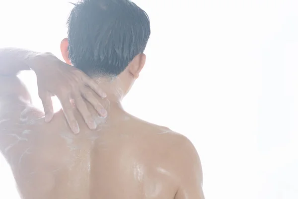 Nahaufnahme Junger Mann Wäscht Haare Mit Shampoo Isoliert Auf Weißem — Stockfoto