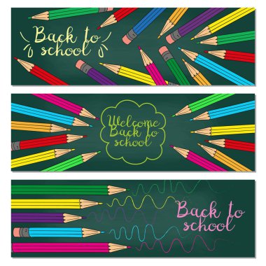 Çok renkli kalemler ile üç yatay afiş kümesi.