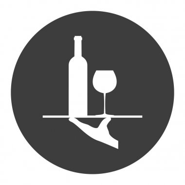 Bir şişe şarap ve bir cam bir tepsiye. 