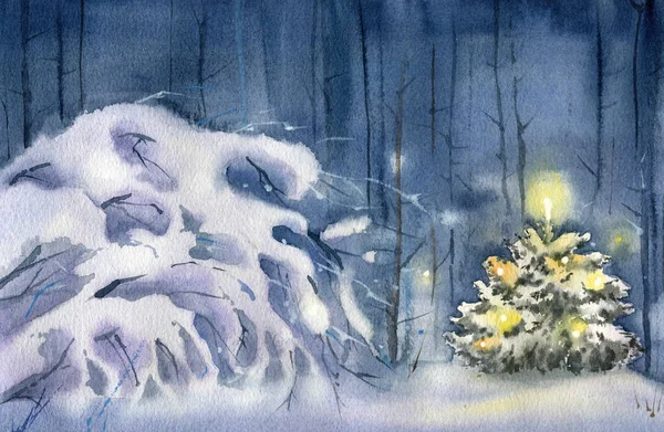 Pohon Natal dihiasi dengan bola di hutan musim dingin . — Stok Foto