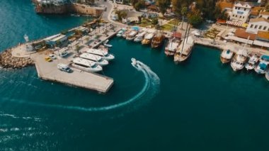 Yüzme ve bir eski liman, turist yürüyüş etrafında tekne Park hava görünüm. Güneşli bir gün, vurdu içinde 4 k Uhd