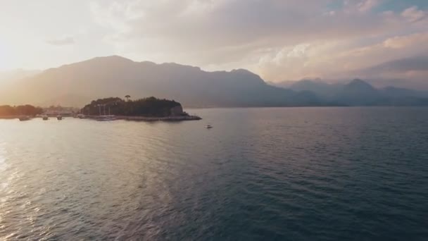 Vista panorámica aérea de aves volando sobre la bahía en el mar Mediterráneo al atardecer, filmada en 4K UHD — Vídeos de Stock