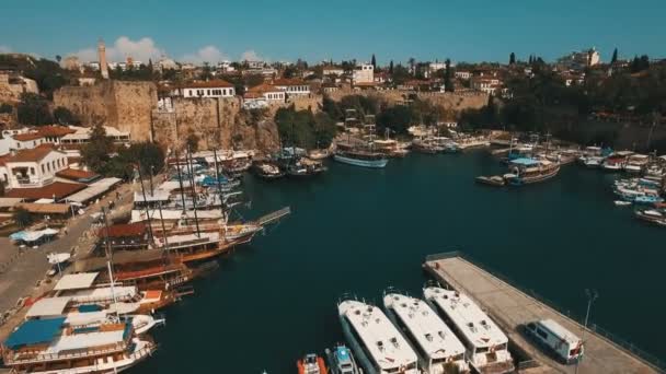 Vista aérea del puerto viejo del mar donde muchos barcos, barcos y yates permanecen, los turistas caminan alrededor. Día soleado, filmado en 4K UHD — Vídeo de stock