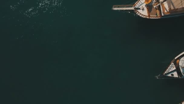 Veduta aerea del porto vecchio mare dove soggiornano molte navi, barche e yacht, turisti a piedi intorno. Giorno pieno di sole, colpito in 4K UHD — Video Stock