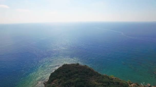 Luftaufnahme der tropischen Küste mit dichtem Wald und der Bucht mit dem blauen Wasser. sonniger tag, gedreht in 4k uhd — Stockvideo