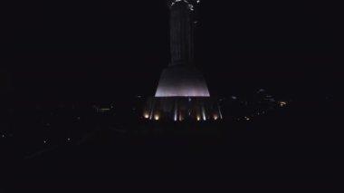 Havadan görünümü, anne vatan ile aydınlatılmış ışıklar, anıt gece bankalar Dinyeper Nehri üzerinde yer almaktadır. Kiev, Ukrayna. 4 k Uhd vurdu