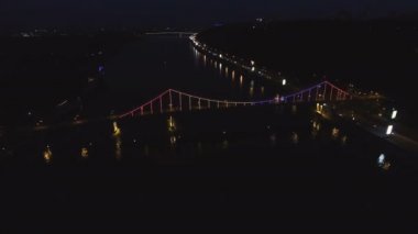 Hava kenti Avrupa ışıklı ışık arabalarından, renkli köprü Nehri ile gece. 4 k Uhd vurdu