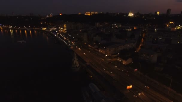 Vue Aérienne De La Ville Européenne La Nuit Avec Lumière Illuminée Des Voitures, Front De Mer. Tourné en 4K UHD — Video