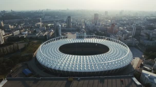 在大城市的足球体育场空中观日落，射中 4 k 到 — 图库视频影像