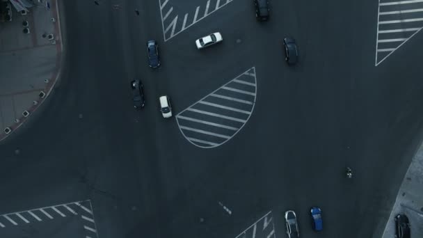 Veduta aerea del traffico vivace sulla strada al bivio nel giorno soleggiato nella grande città, girato in 4K UHD — Video Stock