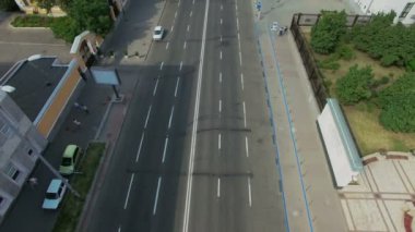 Büyük şehirde güneşli günde Kavşağı'nda yolda kalabalık trafik havadan görünümü vurdu içinde 4 k Uhd