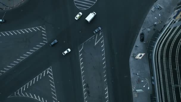 Aerial View of The Bustling Traffic on The Road at the Crossroads in Sunny Day in the Big City, Shot in 4K UHD — Αρχείο Βίντεο